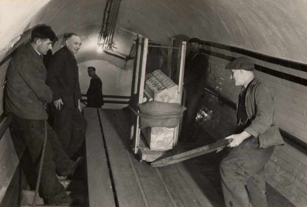 Elgin Marbles in London Underground