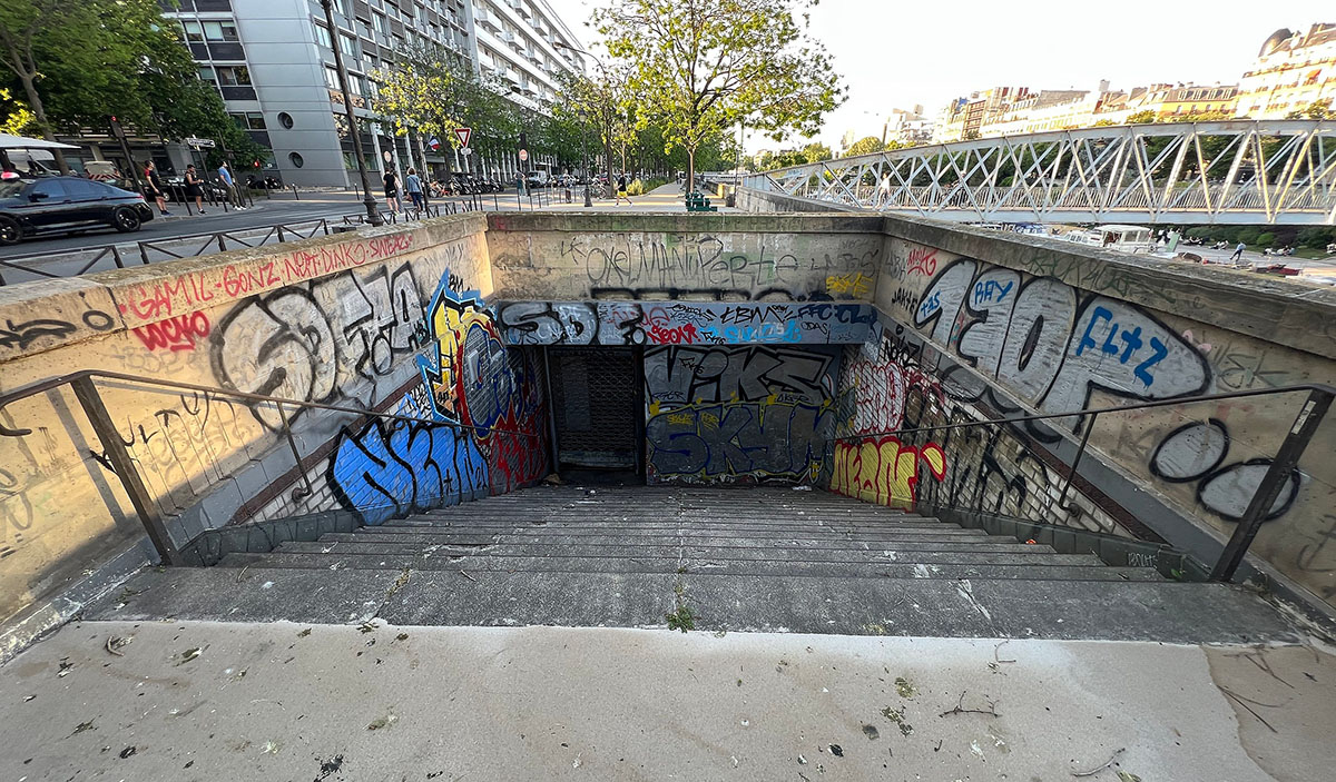 Graffiti on the entrance of Arsenal Station